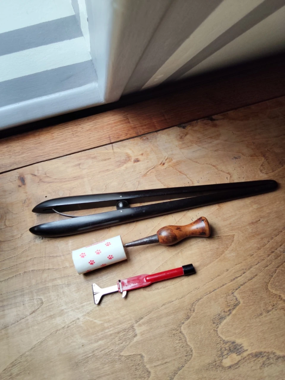 Remailleur bas, alène cordonnier, pince à gants anciens